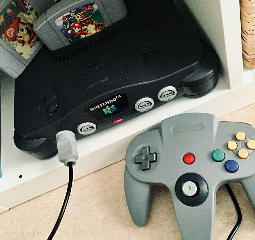 BlueMunching's tweet photo. I just got the Nintendo 64 from my older cousin, alongside Super Mario 64, Mario Party 3, Pokemon Stadium 2 and Super Smash Bros. Big thanks to him. Can wait to play it! #Nintendo64 #N64 #BestConsoleEver https://t.co/OouaMBTi7O