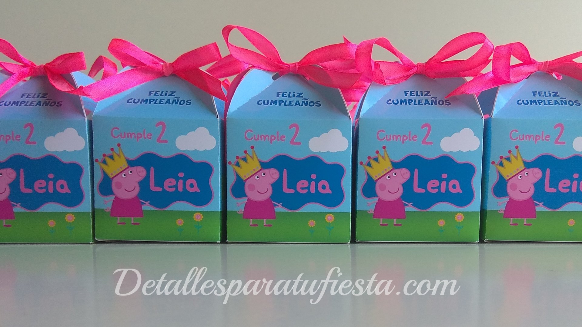 Digital patrocinador Empotrar Detallesparatufiesta on Twitter: "Cajitas de cartón en acabado brillo y temática  Peppa Pig para el segundo cumpleaños de Leía. Cajitas para regalar a los  invitados con algún detalles o para los nin@s