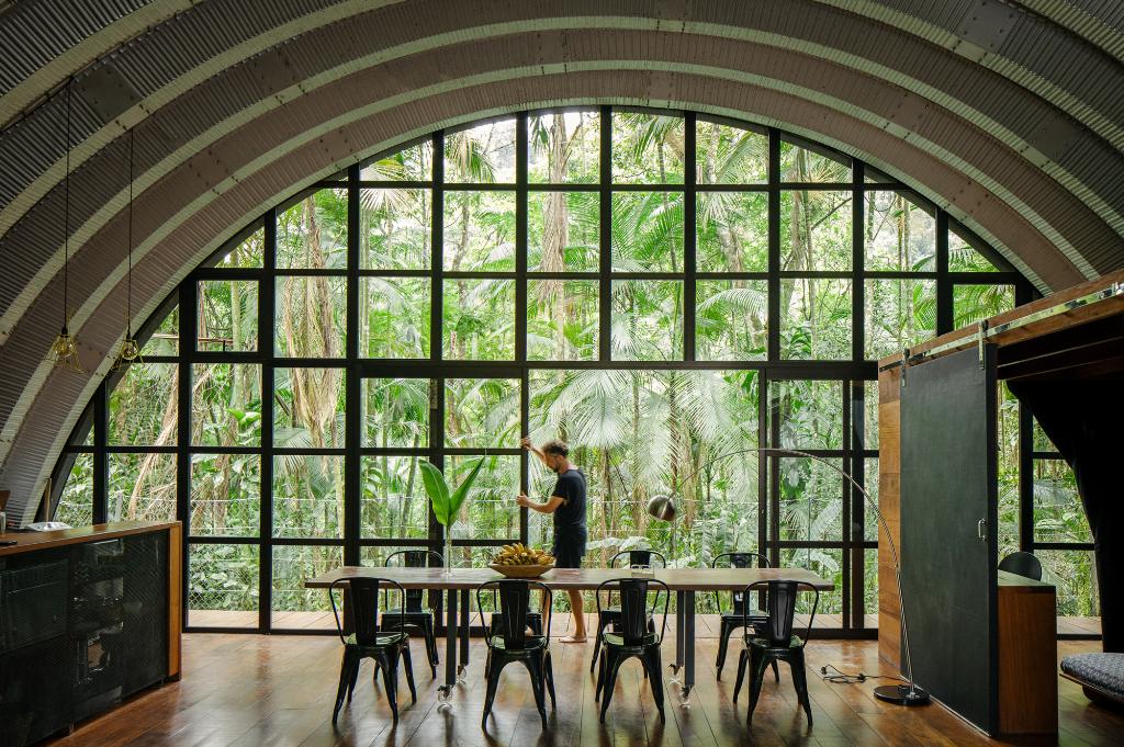 Construir una casa en la remota selva tropical le devolvió a Marko la ilusión. Y compartirla como anfitrión le dio aún mucho más.
