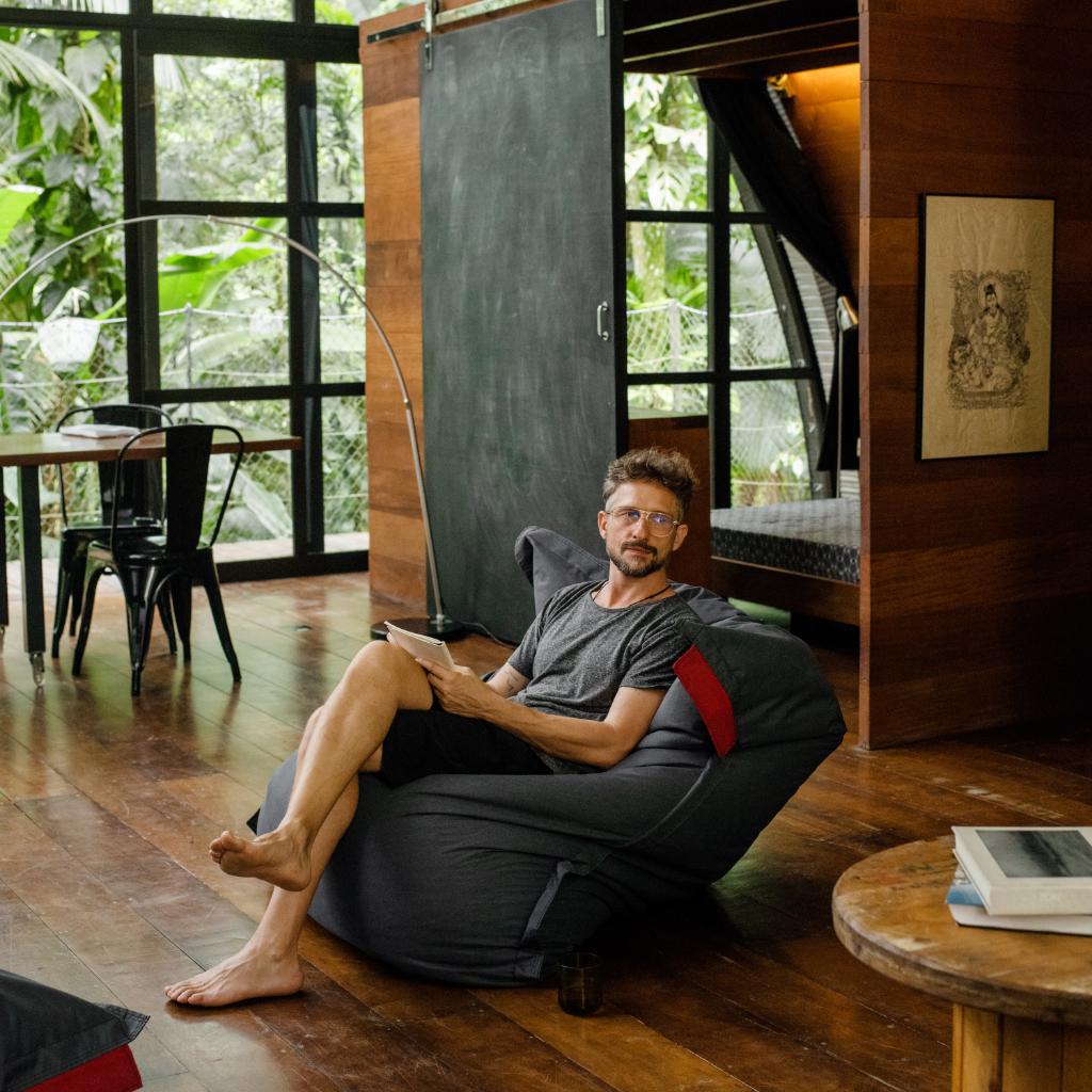 Construir una casa en la remota selva tropical le devolvió a Marko la ilusión. Y compartirla como anfitrión le dio aún mucho más.