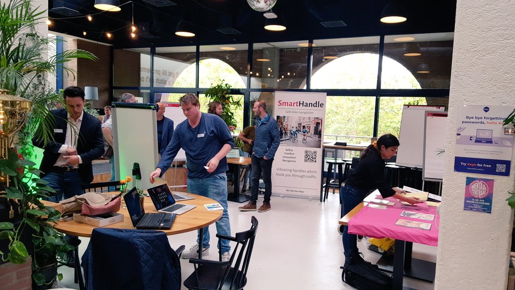PLNT_Leiden's tweet photo. Studenten zijn druk bezig met het klaarzetten van hun stand voor het 'Smart071 meets 071-ICT meets ICT-onderwijs' event, zij stellen hier opdrachten en demo's ten toon. Kom langs en ontmoet het ICT-netwerk regio #Leiden! #ict #mkb #smart071 https://t.co/cPGqRqobhV https://t.co/G064xZxnNO