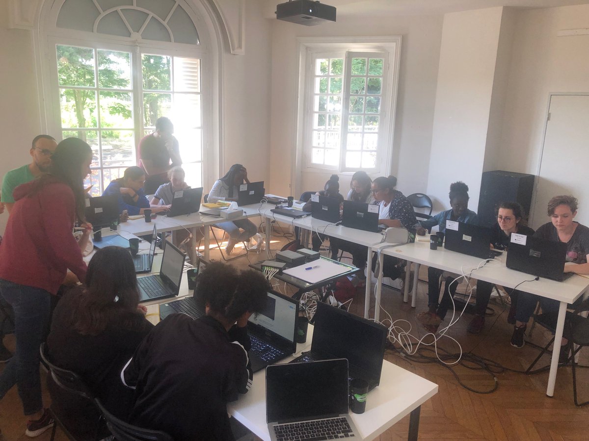 JumpInTech's tweet photo. JITCarrières : Connaissez-vous la différence entre le Web et Internet ? On y travaille ! #Vacances #BecauseGirlsCan #Numerique #JumpInTech2019 #Hardwork 😌💪✍️💻 https://t.co/aYojAgU5q2