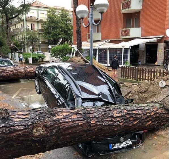 StormchaserUKEU's tweet photo. Extreme #downburst bringing severe damage in #Milano Marritima Northern Italy a little while ago this afternoon 10th July..... Source ; Jurnal de Vreme fb #severeweather #extremeweather #thunderstorm https://t.co/V3qluhJ1Gd