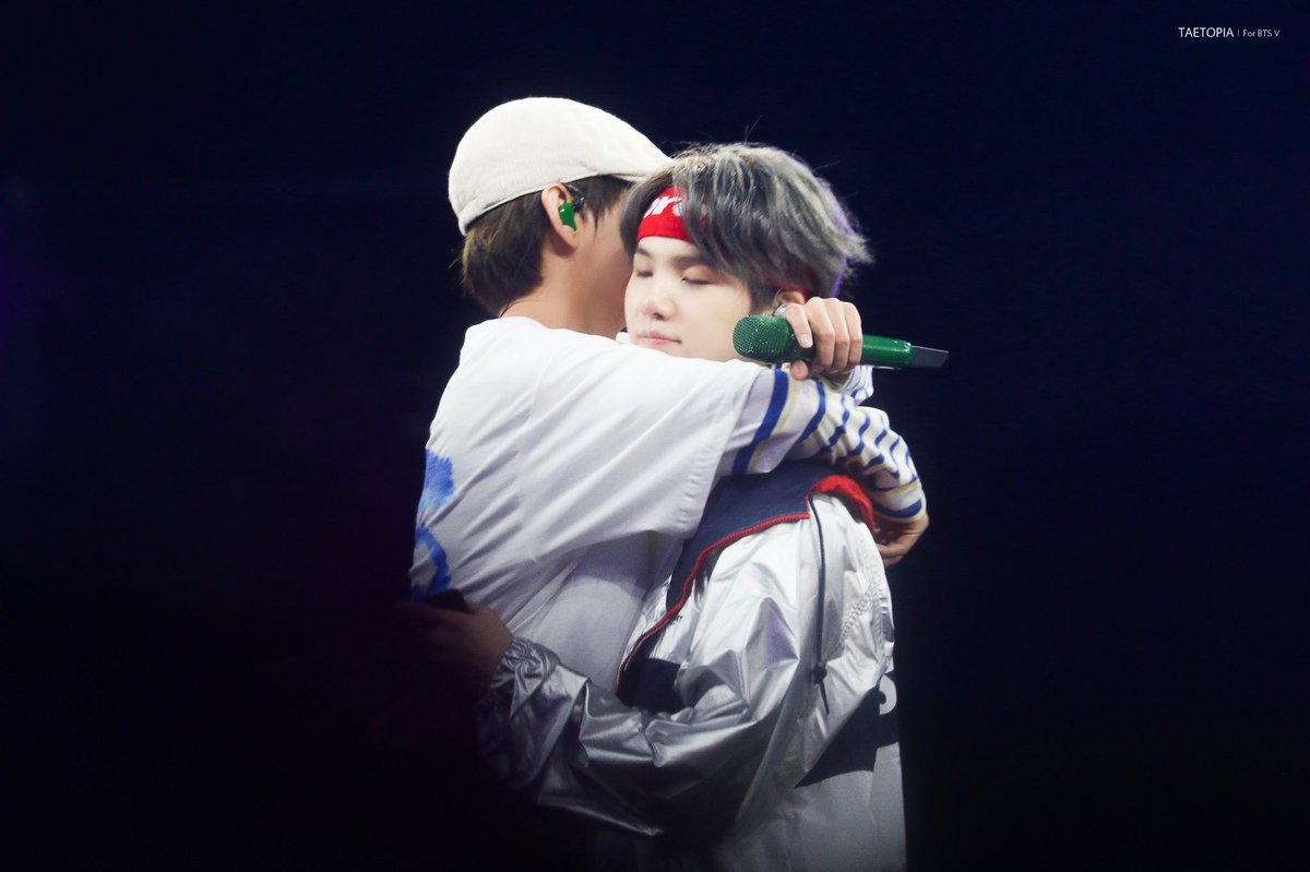 taetopia951230's tweet photo. 190616 부산 머스터 
#김태형 #뷔 #태형 #태태 #V #SUGA 
#방탄소년단 #BTS  @BTS_twt
둘다 너무 귀엽다...ㅠㅠ https://t.co/flOSSXwdX8