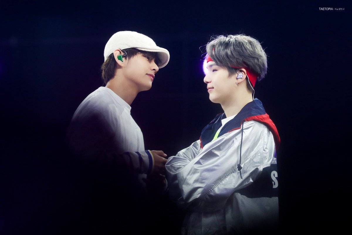 taetopia951230's tweet photo. 190616 부산 머스터 
#김태형 #뷔 #태형 #태태 #V #SUGA 
#방탄소년단 #BTS  @BTS_twt
둘다 너무 귀엽다...ㅠㅠ https://t.co/flOSSXwdX8