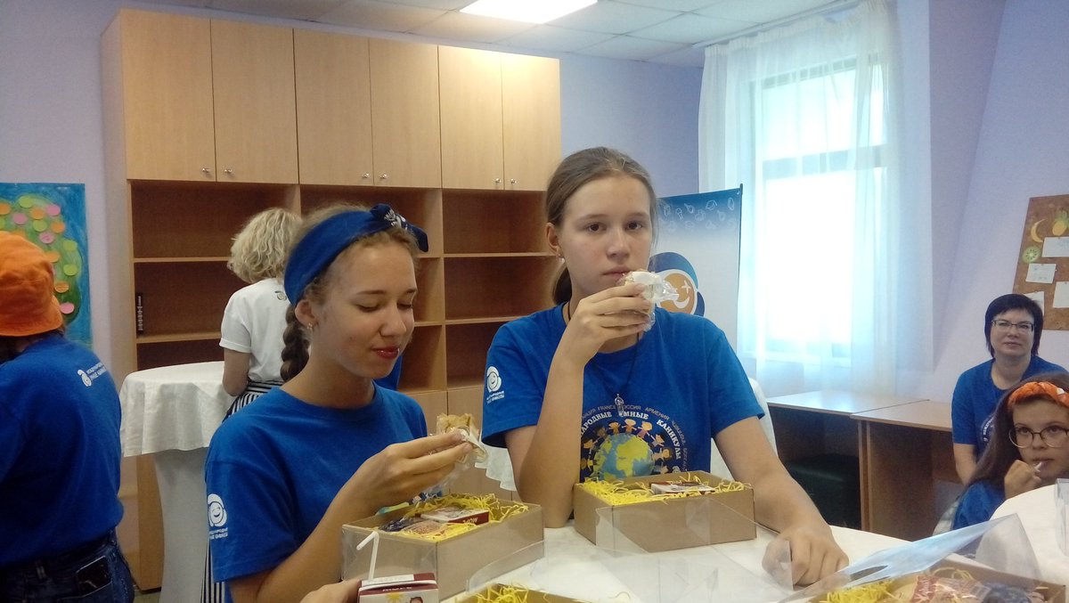 Сегодня участники #МеждународныеУмныеКаникулы знакомились с культурой России. Они попробовали традиционные русские сладости: морс, пастилу и корзиночки с ягодами. Было очень вкусно!
#ШколаРосатома #АртПутешествиеОрлёнок2019