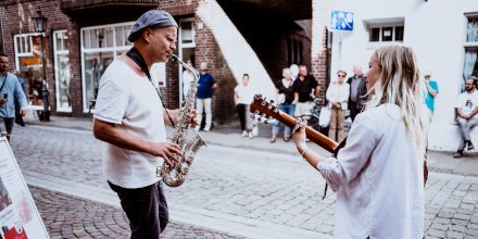 Wir stecken schon mitten in den Planungen für den dritten Lüneburger Erlebnis-Sonntag des Jahres🛍️ Eines können wir jetzt schon versprechen: Musikalisch wird es wieder bunt🥰🎻🎤
Alle Infos: lueneburg.info/de/kultur/vera…