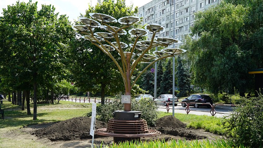 UNDPMoldova's tweet image. #Solartrees that generate #greenenergy are now installed in #Chisinau. The trees will illuminate the surroundings at night &amp;amp; offer free WIFI &amp;amp; USB terminals and sockets for free charging of gadgets.