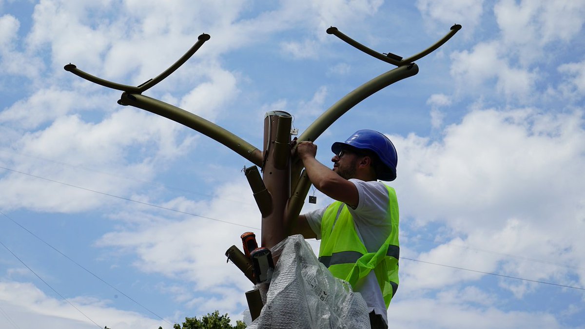 UNDPMoldova's tweet image. #Solartrees that generate #greenenergy are now installed in #Chisinau. The trees will illuminate the surroundings at night &amp;amp; offer free WIFI &amp;amp; USB terminals and sockets for free charging of gadgets.