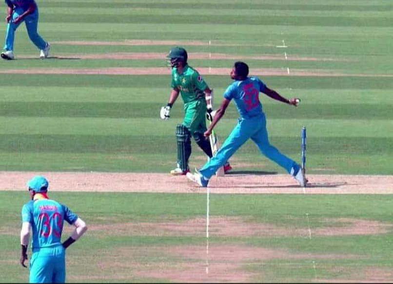 Kamran_27's tweet photo. 2 key moments of India in last 2 years:

Bumrah no ball and Dhoni run out. 😂

#INDvsNZ https://t.co/dZalLvNdwR