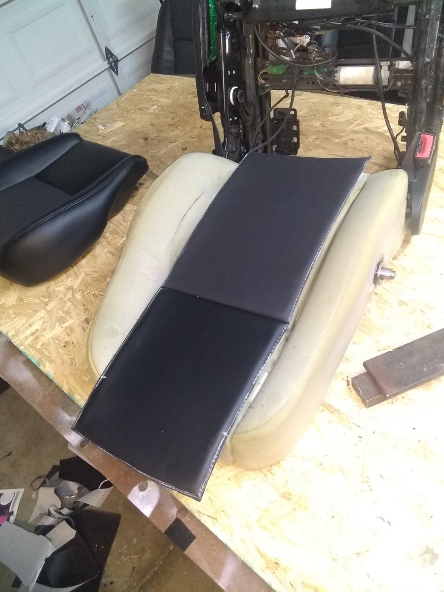 UNSTOPPABLEMAX's tweet photo. Working on some Volvo seats making some new covers https://t.co/0tw5LvvzFZ