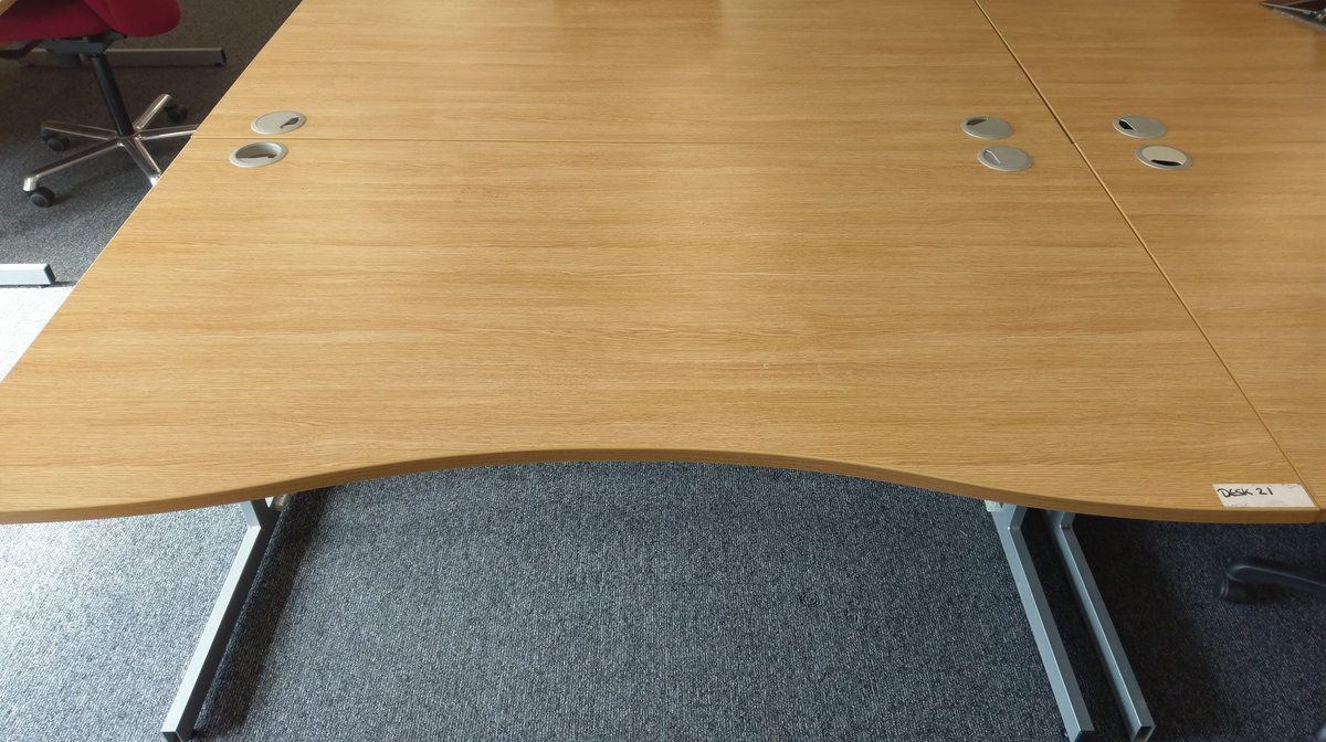 FurnellLina's tweet photo. We are down to 3 desks, but need them claimed ASAP! Head down to #WarpIt and reserve these luxury spacious ornaments :) https://t.co/Wa240APoQ5 #begreen #reduce #reuse #recycle #cedgogreen https://t.co/HYXofOhUmx