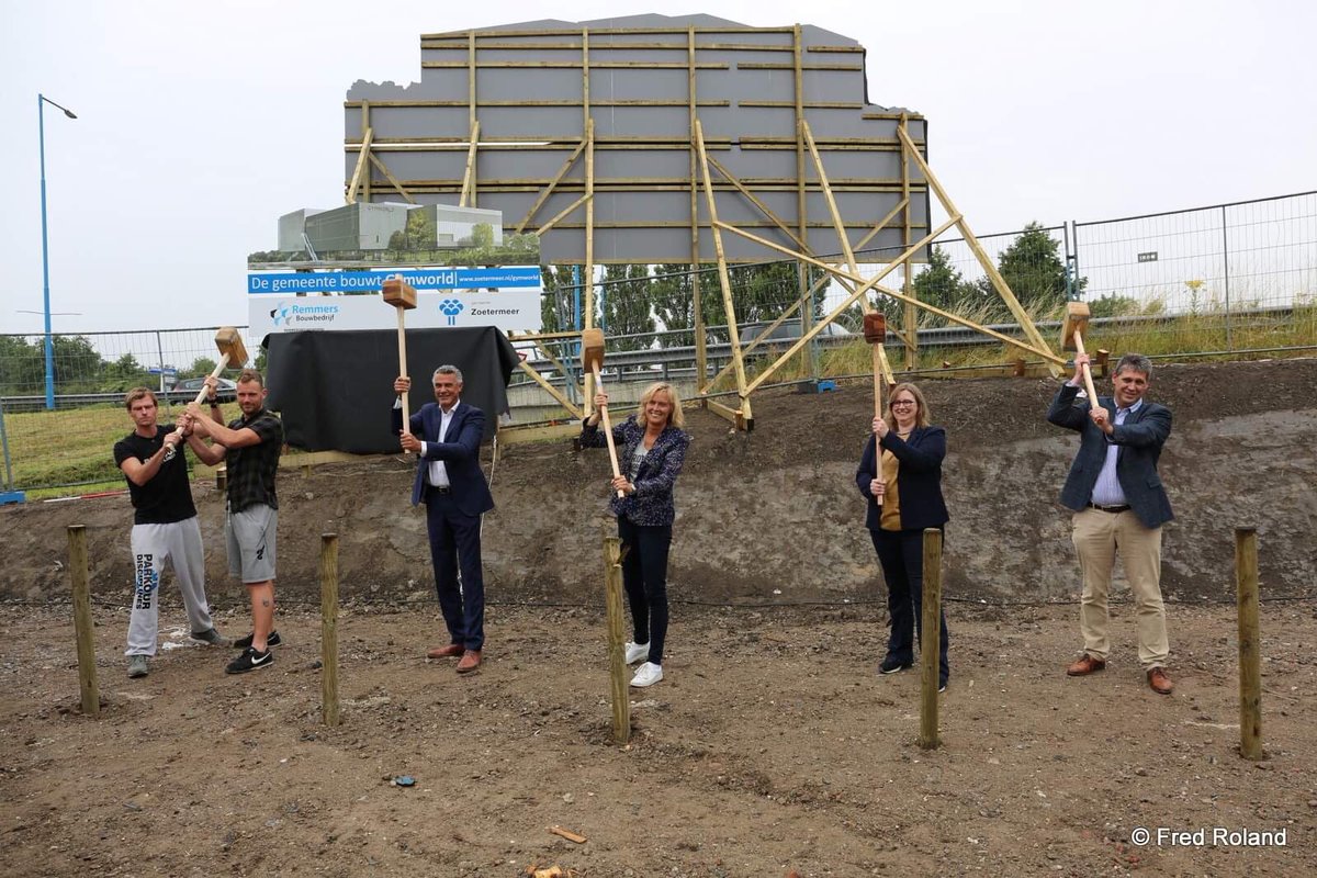 ingeborgterlaak's tweet image. Belangrijk moment voor onze stad: eerste paal #Gymworld geslagen! Zoetermeer is een sportieve stad en @gemZoetermeer investeert goede sportfaciliteiten. Daarmee wordt de stad gezonder socialer en mooier.