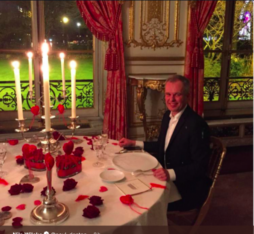 fsaltiel's tweet photo. "En même temps à ce diner je ne portais pas de cravate" #Derugy
#GesteEcolo #GrosseChaleur https://t.co/2zF2aZaiOw