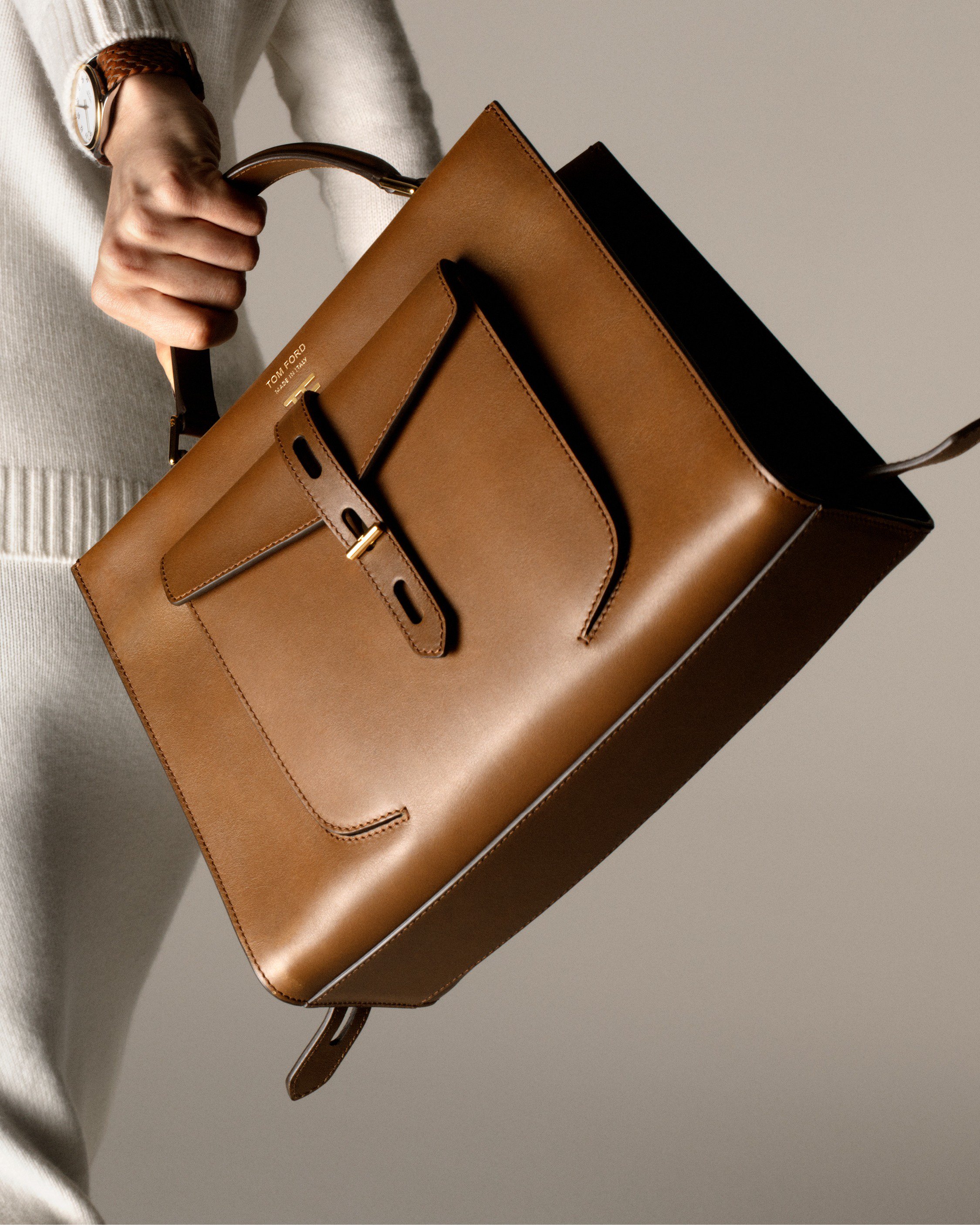 TOM FORD on X The Hollywood Leather T Twist Small Top Handle Bag is designed with a front pocket and signature T Twist hardware and strap. https t kKllphsVFX TOMFORD https t wQi2QMT0AN X