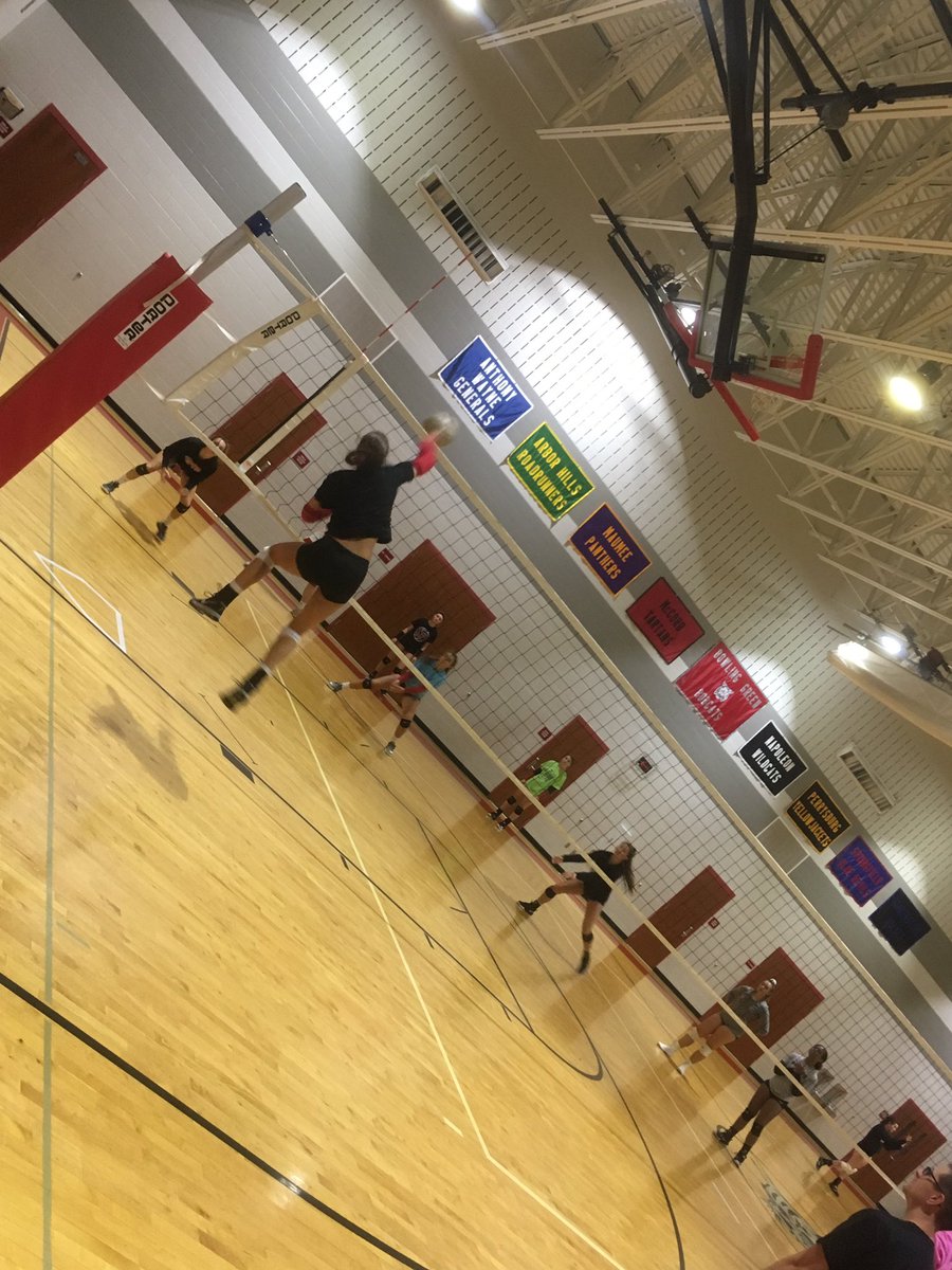 BghsBobcatvball's tweet photo. Day 2 getting some attacking and defensive work #dream #volleyball #breathebelievebattle https://t.co/JKMtZVWgoR