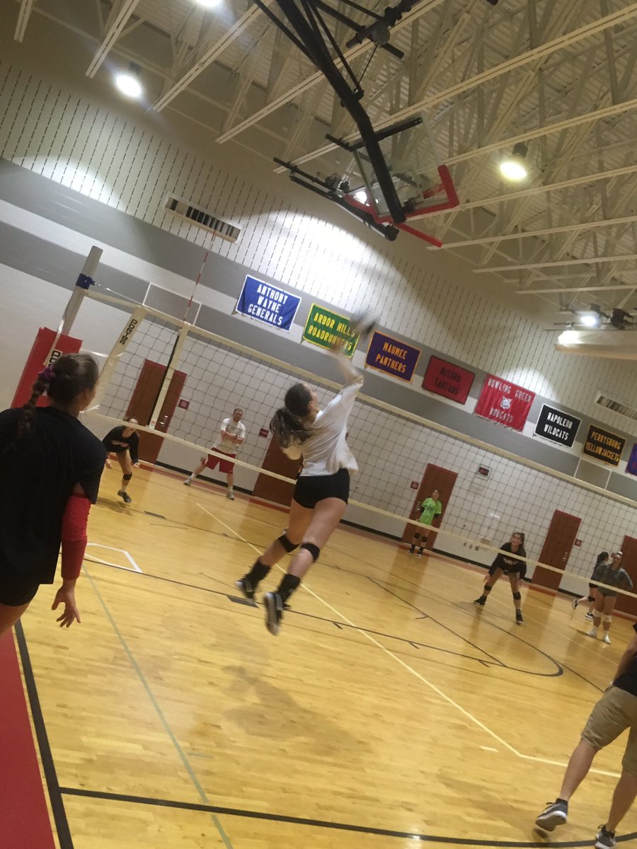 BghsBobcatvball's tweet photo. Day 2 getting some attacking and defensive work #dream #volleyball #breathebelievebattle https://t.co/JKMtZVWgoR