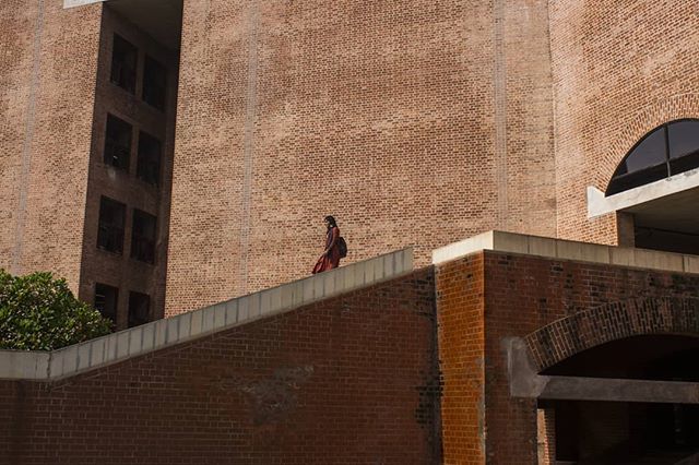 Manavparekh's tweet photo. Minimalist
. .
.
.
.
.
.
.
.
.
@bhoommss 💁
.
.
.
.
#rishabhpaliwal #streetsofindia #indianphotography #indiapictures #zonestreet #lonelyplanetindia #foto4everofficial #mypixeldiary #teampixel #gopro  #dslrofficial #coloursofindia #nustaharamkhor #meinbhiphotographer #maibhis… https://t.co/mJDFd1Wom0