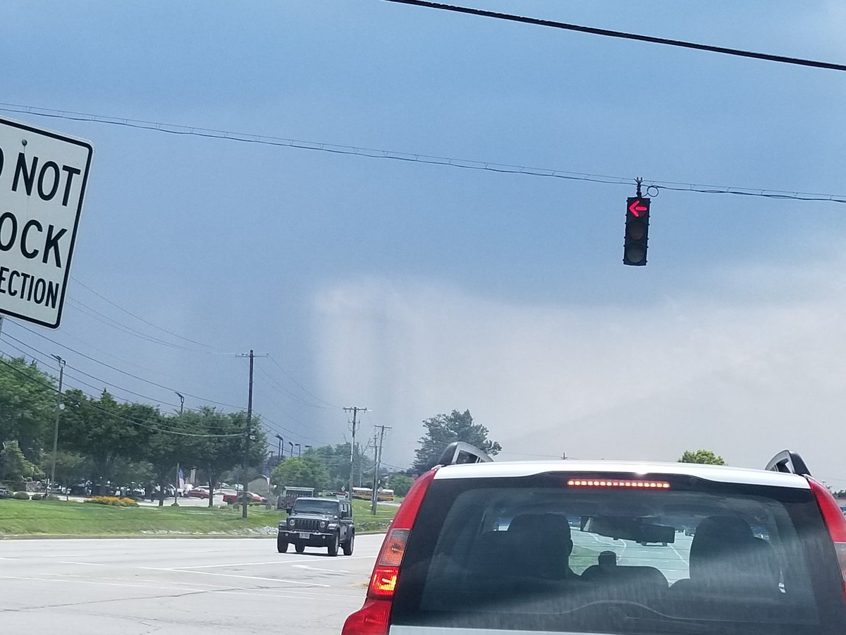 beanck's tweet photo. @WLKYJayCardosi I think I can see where it is raining in Jtown. #summerrain #popupstorms https://t.co/NNe10eTp8F