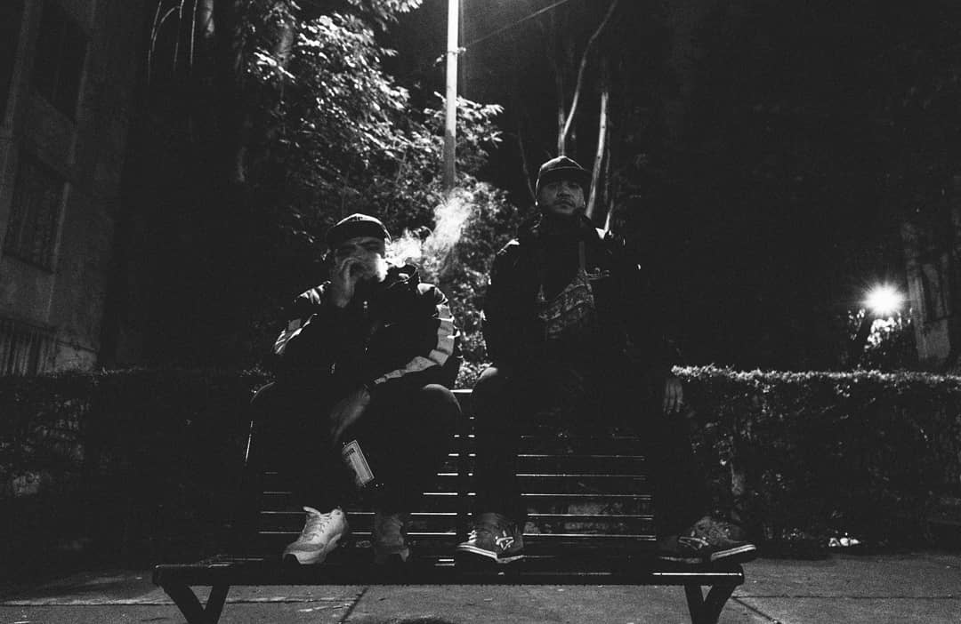 LAVOZEKRETA's tweet photo. "Work Team" 2/3.
📸@nataliaenciso
@lavozekreta
@distritoboombaprekordz
.
.
.
#RapHastaLaMuerte #Rap #HipHop #Música #Music #Lavozekreta #VZK #Distrito #D2BR #BWS #México #Knowledge #TeamWork #EquipoDeTrabajo #NataliaEnciso #Foto #Photo #Sesión #Session https://t.co/ujsGk6o1oY