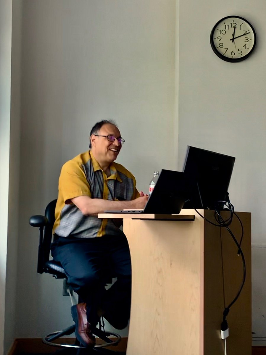 UCCancerCenter's tweet image. Special thank you to professor of radiology, Dr. Greg Karczmar, for giving a talk to our #ChicagoEYESonCancer and #ResearcHStart students on his research-MRI imaging techniques for breast cancer #BCSM