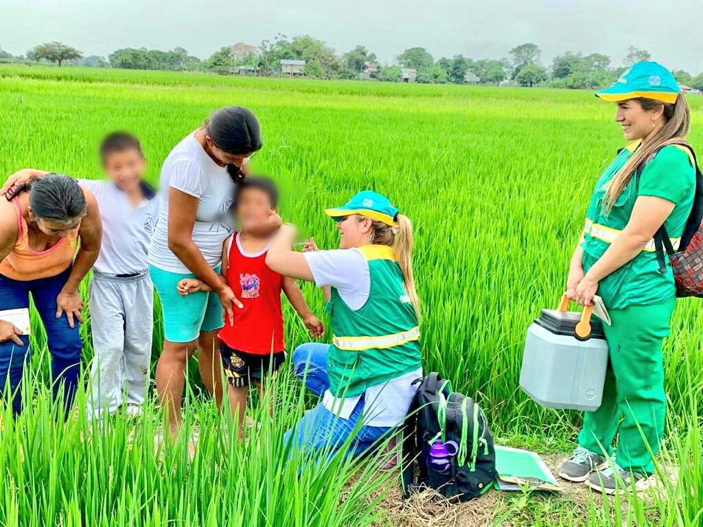 DPS_LosRios's tweet photo. #Guayas || Con el objetivo de proteger la salud de la población infantil, el #MédicoDelBarrio llega hasta los sectores más lejanos del sector rural del cantón Salitre, con la campaña cierre de esquema de vacunación y así protegerlos de enfermedades. 

#LasVacunasFuncionan https://t.co/Uz3E5bTDzd