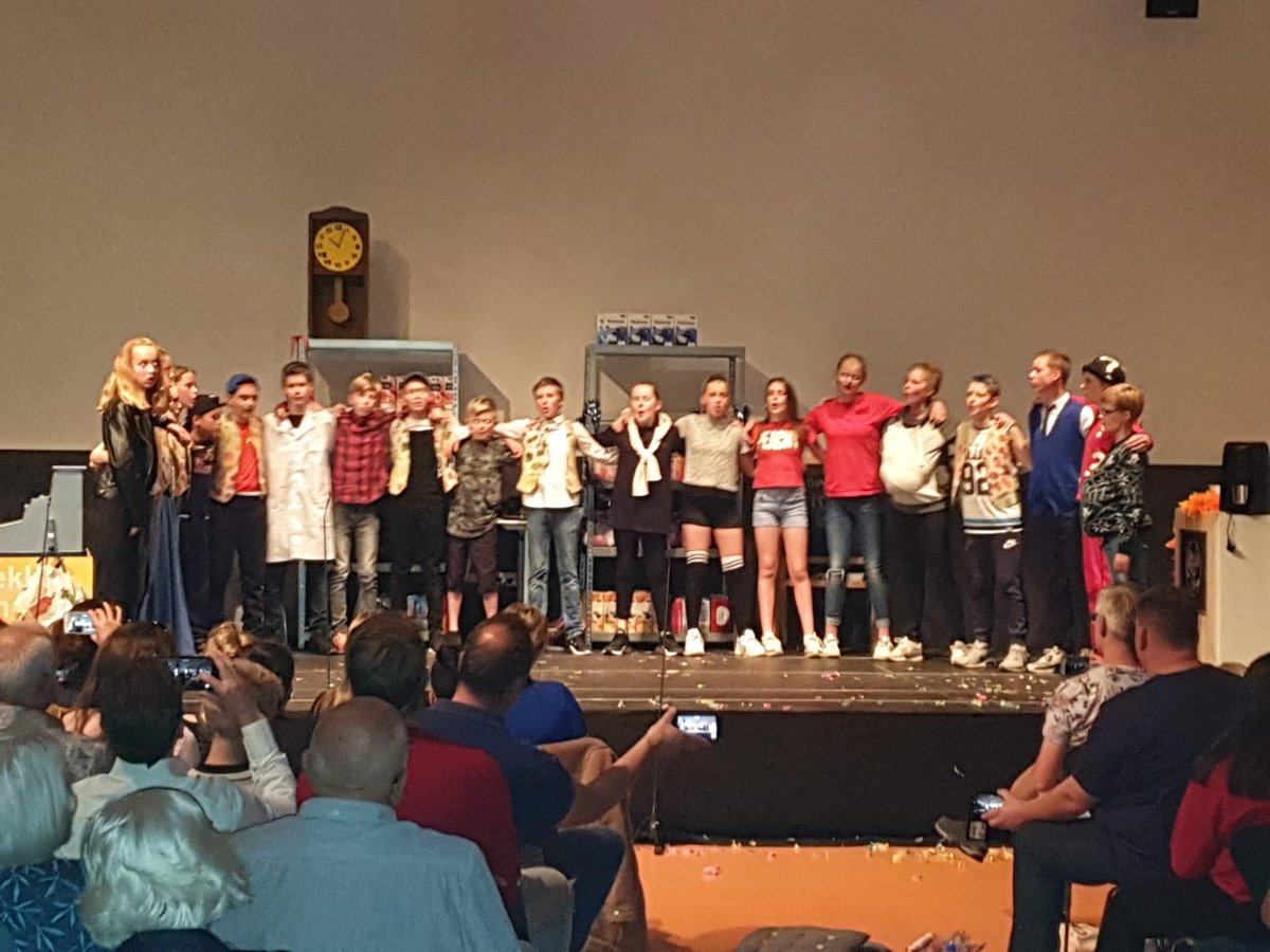 Na tijden van voorbereiding was het deze week zo ver: de #eindmusicals van 8a en 8b. Het harde werken werd beloond met twee keer een volle zaal en de voorstellingen waren een doorslaand succes. Wat zijn we #trots op deze #toppers!  Veel succes in het voortgezet onderwijs!