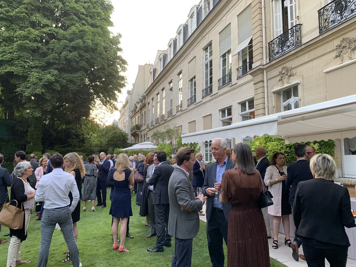 JeanneBordeau's tweet image. #Entreprise et médias, le soir de juillet  où les grands #dircoms ont enfin le temps de #communiquer entre eux annonce les vacances .. c’est mérité et c’est heureux ! #Merci à Sophie Duhamel et ses équipes