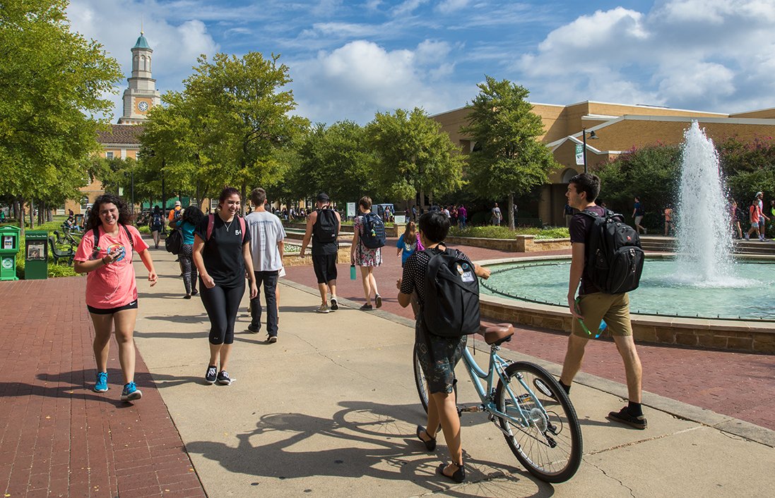 IBikeUNT's tweet photo. If you're riding through a crowded area, remember to get off and walk your bike for your safety and the safety of everyone around you. #SafetyFirst #ItsOnlyALittleWalk #UNT https://t.co/k0WckGWMdU