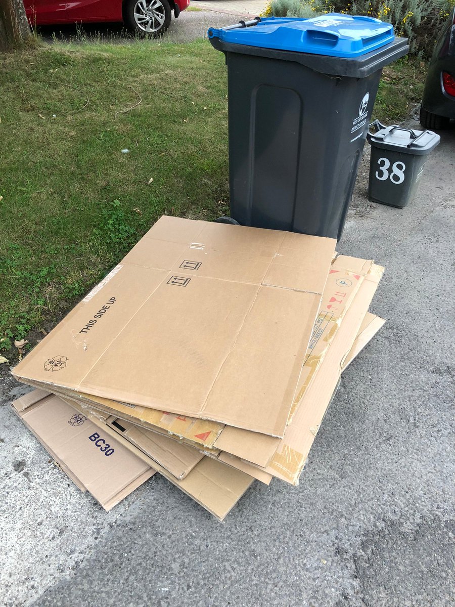 mwallwork's tweet image. Hi @WodcNews - do I have to pay more than £170 per month in Council Tax for a few folded-up bits of cardboard to be collected along with our other recycling? #Witney #Cogges🙁