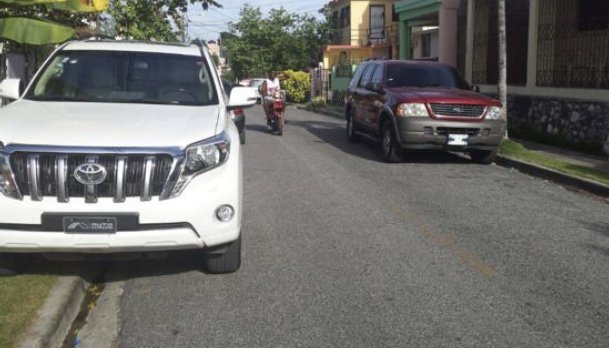 Uni_RD's tweet photo. Parqueos, un problema del #Intec estacionado entre estudiantes y vecinos https://t.co/jejFuBGOOL vía @Uni_RD https://t.co/Mm7AB4gNLS