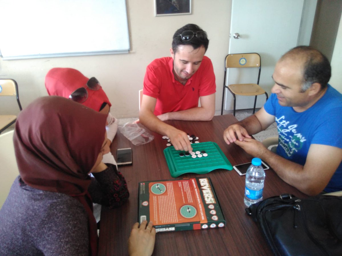 Merkezefendi Halk Egitimi Merkezi Müdürülüğümüzce açılan Zeka Oyunları Öğreticiliği kursumuza katılan öğretmenlerimiz yoğun kurs temposuyla aktivitelerine devam ediyorlar.