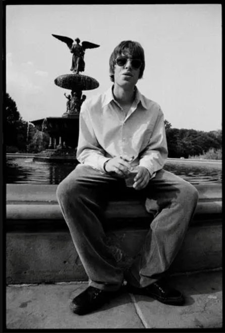 oasis's tweet photo. "Here's Liam having a beer and a fag at the Bethesda fountain during the filming of the Live Forever video in Central Park, NY." 
📸/Words: Paul Slattery https://t.co/yyc6ocNMm2