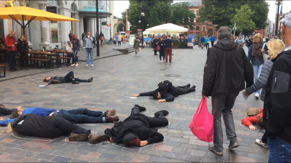 Für unser erstes Die-in auf der Kröpeliner Straße hatten wir sogar musikalische Begleitung. Die Reaktionen der Passant*innen waren gemischt aber überwiegend positiv und interessiert. #Klimakollaps #Artensterben #Hunger #Krieg #Flucht
