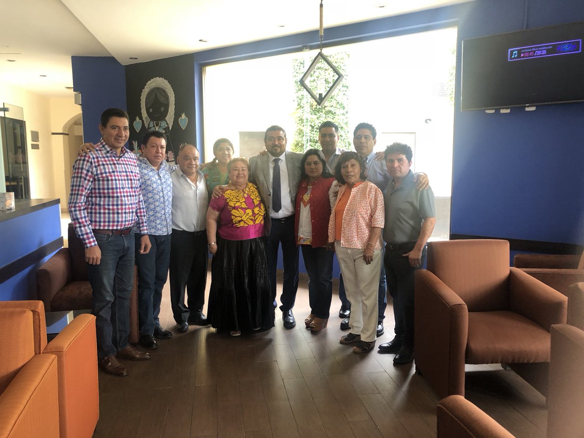 _AvilesAlvarez's tweet photo. Con los ex diputados de la 63 legislatura, orgullosamente priistas y ahora coordinadores distritales de @alitomorenoc   Todos con Alito !!! https://t.co/DUb8O6a957