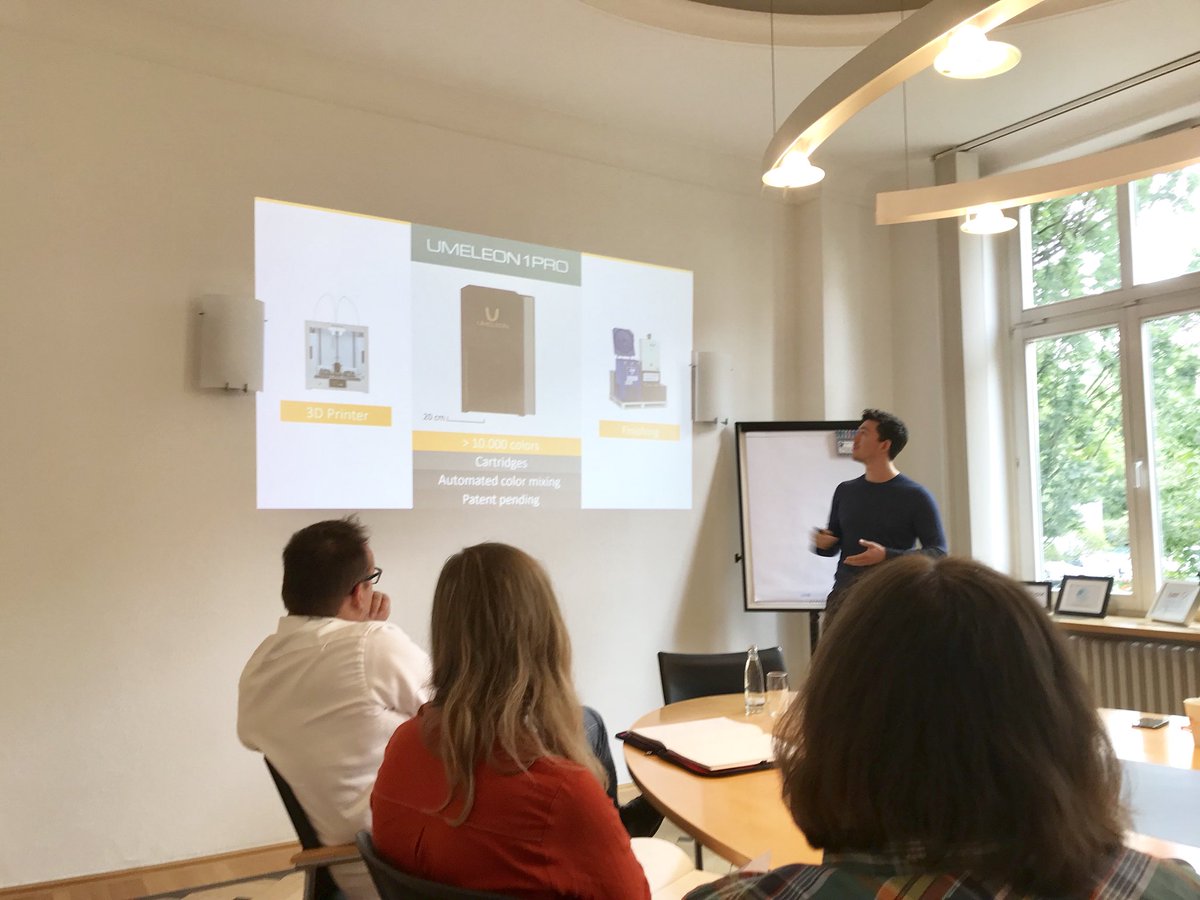 Venture_Villa's tweet photo. Heute war mal wieder #PitchWednesday bei uns🚀🚀🚀 Diesmal mit Marc Klages von @madsack, der unseren Teams wertvolles #Feedback gegeben hat - vielen Dank für deinen Besuch🤓 #Umeleon @Iunco1 @corvitac #modum #startups #accelerator https://t.co/jSuKTvnOCm