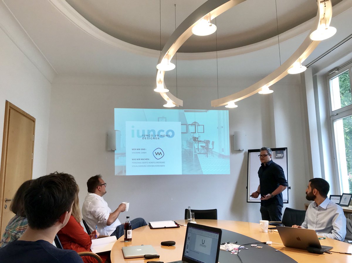 Venture_Villa's tweet photo. Heute war mal wieder #PitchWednesday bei uns🚀🚀🚀 Diesmal mit Marc Klages von @madsack, der unseren Teams wertvolles #Feedback gegeben hat - vielen Dank für deinen Besuch🤓 #Umeleon @Iunco1 @corvitac #modum #startups #accelerator https://t.co/jSuKTvnOCm