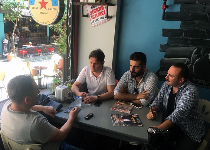 AytekinAkay's tweet photo. Alamatra Karadeniz'de eskiden çokça üretilen balıkçı teknelerinden birine denirdi.Şimdi şahane uşaklardan oluşan müzik grubuna isim oldu.Rıza Can Özel, Ufuk Şimşek ve Azmi Saral,otantik Karadeniz müziği için Alamatra'da buluştular.İlk sefere PUSULA dediler.Devamı @TrabzonDergisi https://t.co/p8BJ8TDaa3