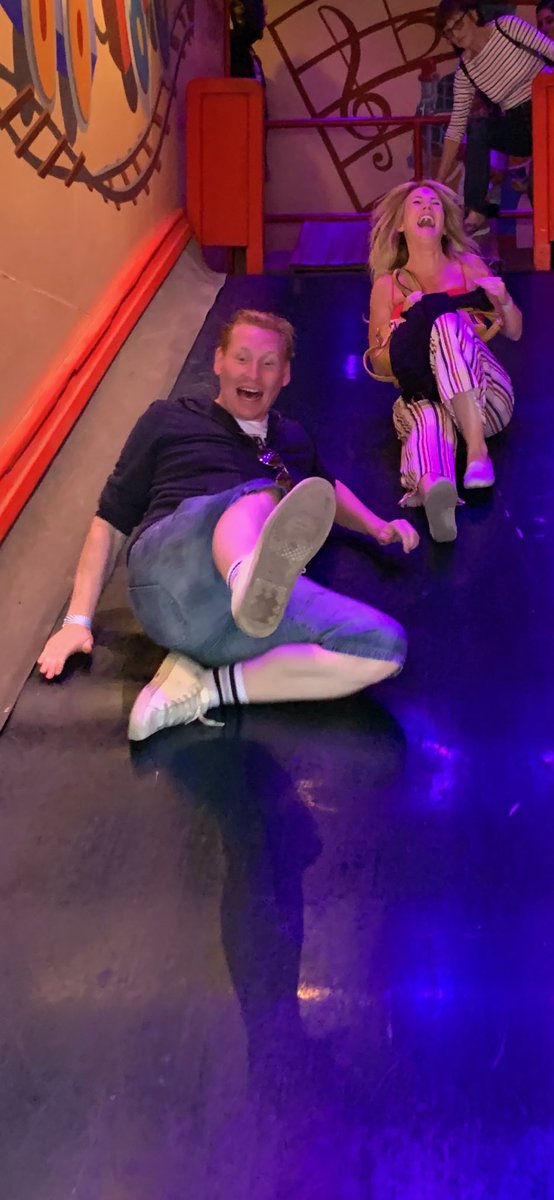Jormsson's tweet photo. När man springer på ⁦@IdiotOkand⁩ i lustiga huset. https://t.co/Wn5ObB06aQ