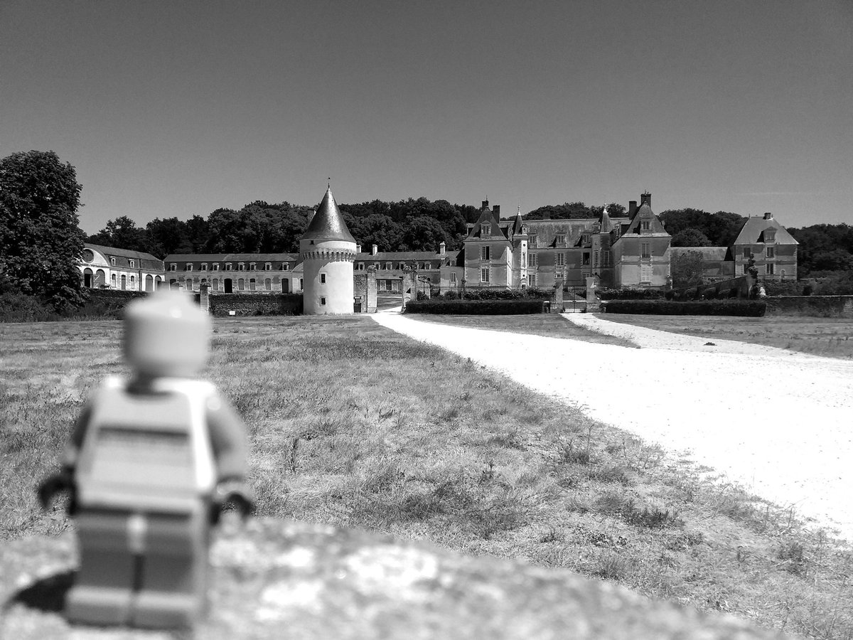 Lego_Man81's tweet photo. Wowza another busy day in the sun...#saumur and #gizeux where me and the humans we the only ones there! Time for a beer now in the sun. #legoman #loire https://t.co/flgeCYZLt6