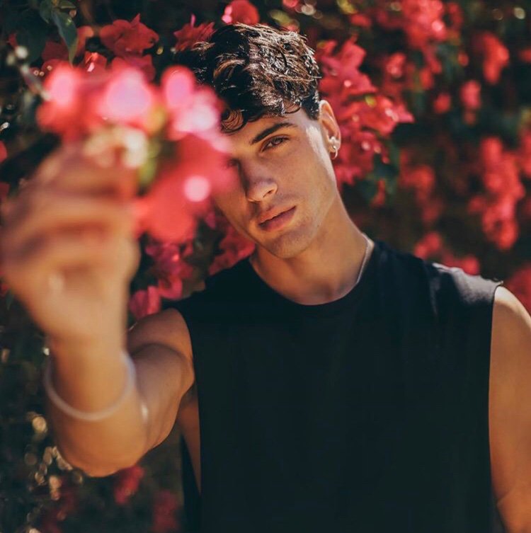 Witajcie! Jak widzicie jestem nowy i bardzo chciałbym poznać jakieś cudowne osoby! 
Za rt z wielką chęcią zabiorę cię na imprezę lub spacer
Za serduszko pojawię się na twoim dm!