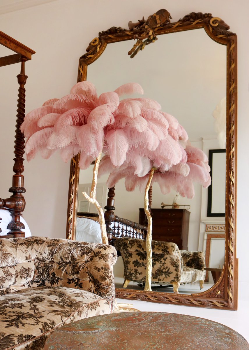 AynhoePark's tweet image. PRETTY IN PINK // Candy crushing on the @amoderngrandtour Candy Floss Feather Floor Lamp making a stunning feature in one of our bedroom suites. #aynhoepark #amoderngrandtour #privatevent #decor #candyfloss #candycrush #featherlamp #ostrichfeathers #weddingday #wedding #bedroom