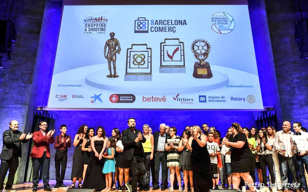 eixosbcn's tweet photo. És difícil resumir en 4 fotos la increïble nit que vam viure el dissabte passat a la Gala d'entrega dels #PremisHermes de la 6a edició dels premis @BcnShop_Shoot 🎬 ❤️ #shoppindandshooting #comerçicinema
Ho hem intentat i ens encanten!👇🏼 📸 https://t.co/R4PUG5qjxP