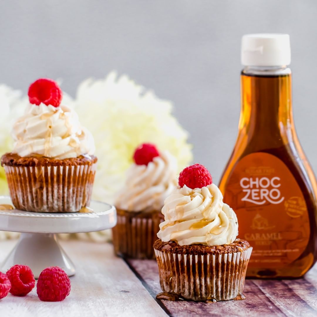 CHOCZERO's tweet image. These low carb cupcakes by ketofocus are stunning when topped with our caramel syrup! This is exactly why we made topping syrups: they enhance everything 🍰⁠

#ketoadapted #fatforfuel #foodphoto #easyketomeals #ketoforlife #lchf #lowcarb #sugarfree #ketofriendly #sugarfreesyrup