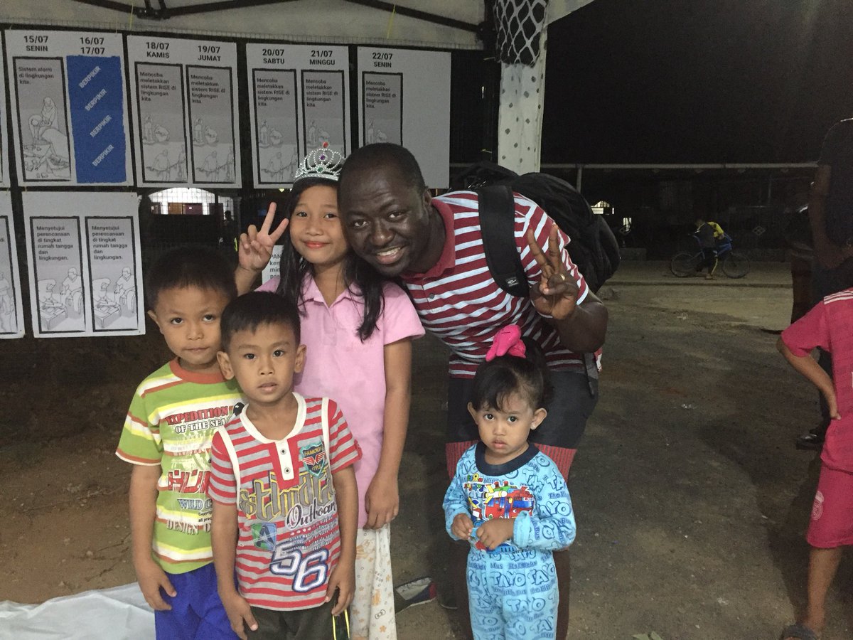 Desfosa's tweet photo. Working with communities in Makassar (Indonesia) to tackle water, environment and sanitation issues using sustainable water sensitive approaches @crcwsc #SustainableCities #CommunityEngagement #UrbanModelling https://t.co/Vzg8vto8XB
