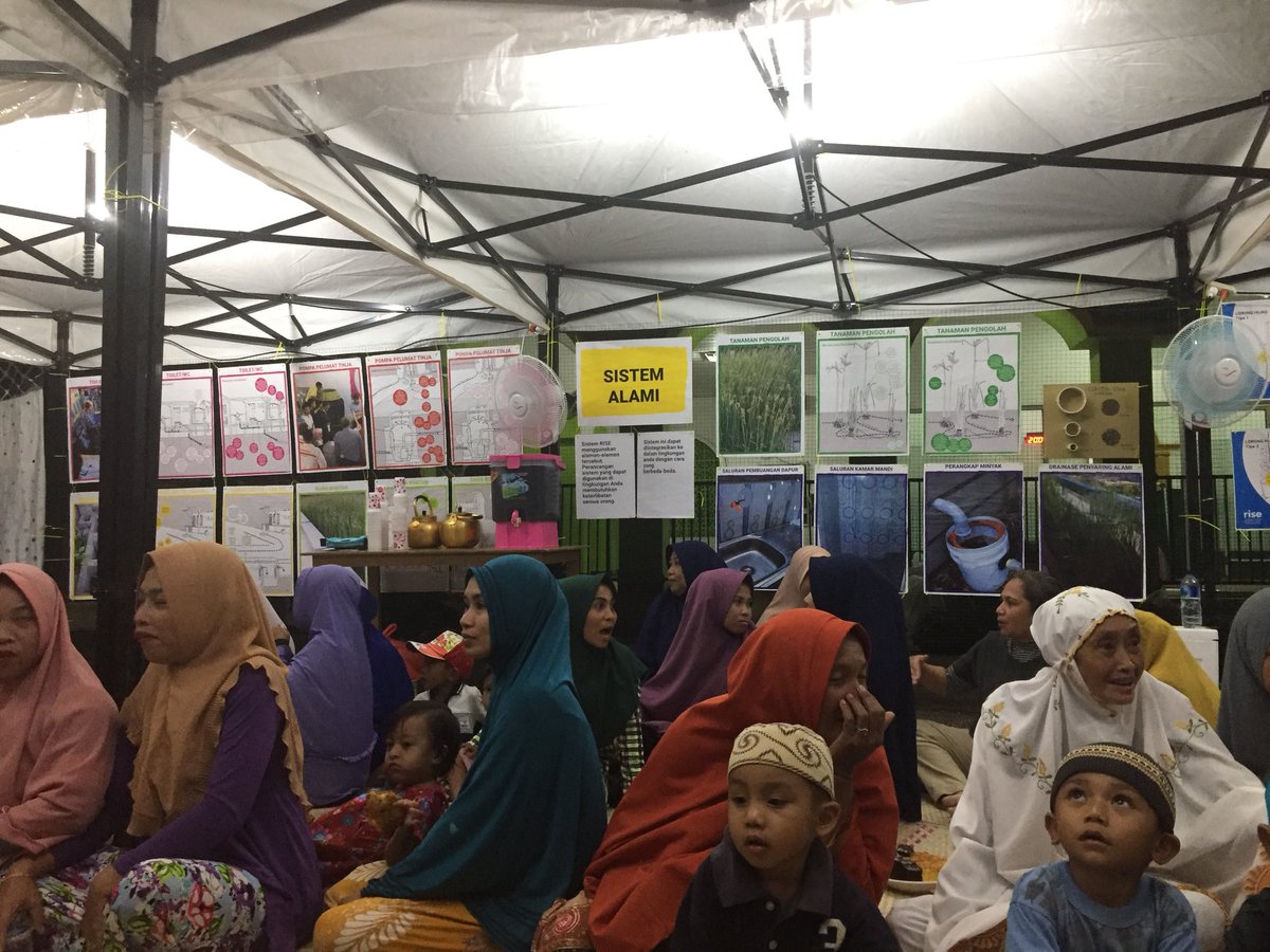 Desfosa's tweet photo. Working with communities in Makassar (Indonesia) to tackle water, environment and sanitation issues using sustainable water sensitive approaches @crcwsc #SustainableCities #CommunityEngagement #UrbanModelling https://t.co/Vzg8vto8XB
