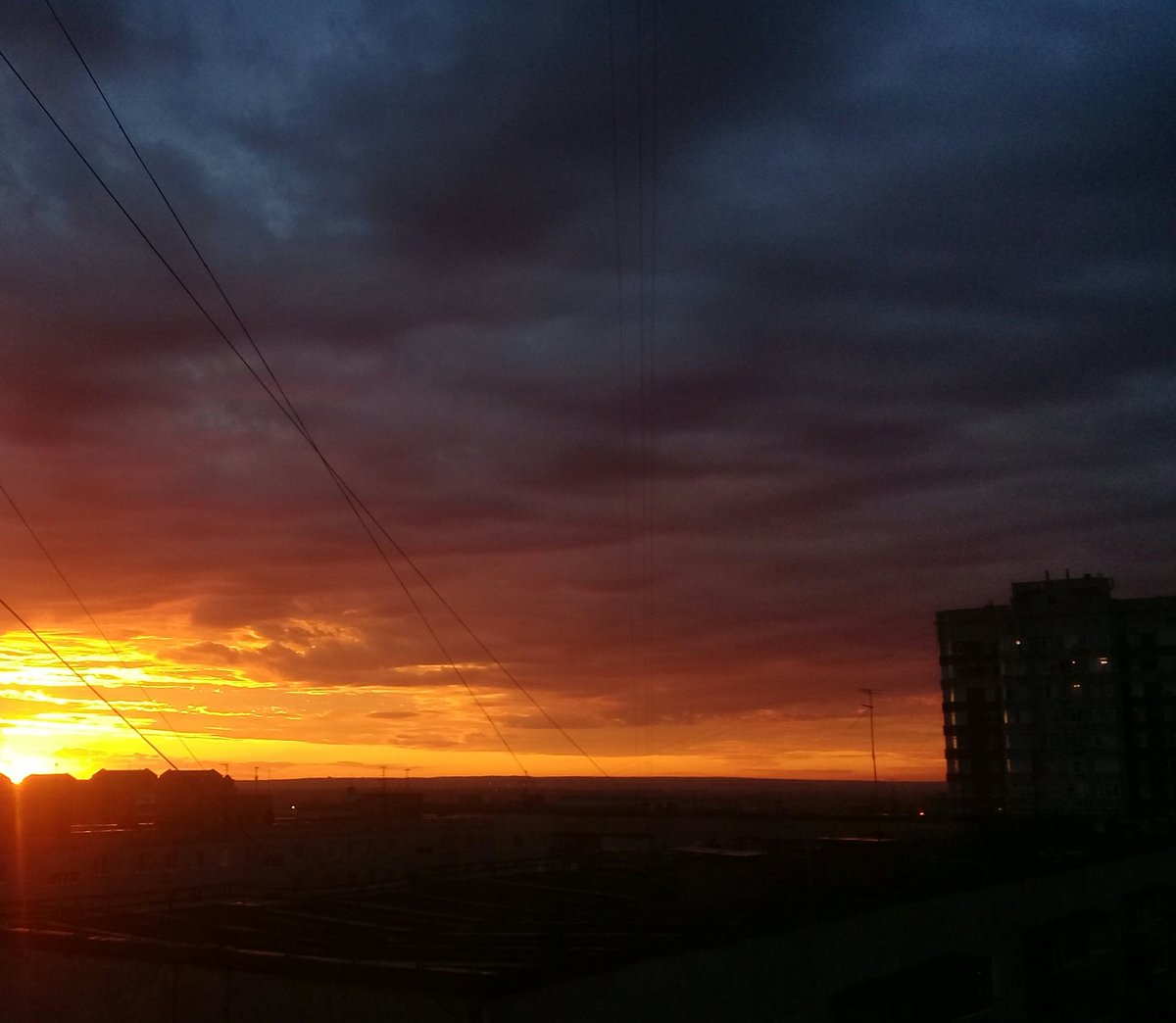 sweety_parade's tweet photo. Люди сдающие егэ по физике хуевы волшебники
С челом одним гуляли, на улице такой фонтан стоит
Я:"бля было бы очень круто если бы из него ещё радуга была видна как иногда бывает" 
Он:"подойди туда  и наклони вот так вот голову" 
И ТАМ КРЧ В ФОНТАНЕ СТАЛО ВИДНО ТРИ РАДУГИ https://t.co/kZYy86Jx6k