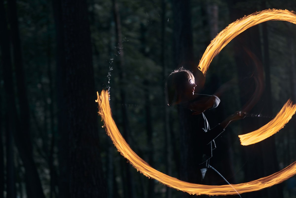 nat_kienya's tweet photo. The girl from the other side. #davidbowie #outside #heartsfilthylesson #fire #fireshow #poi https://t.co/34J6qSBqYX
