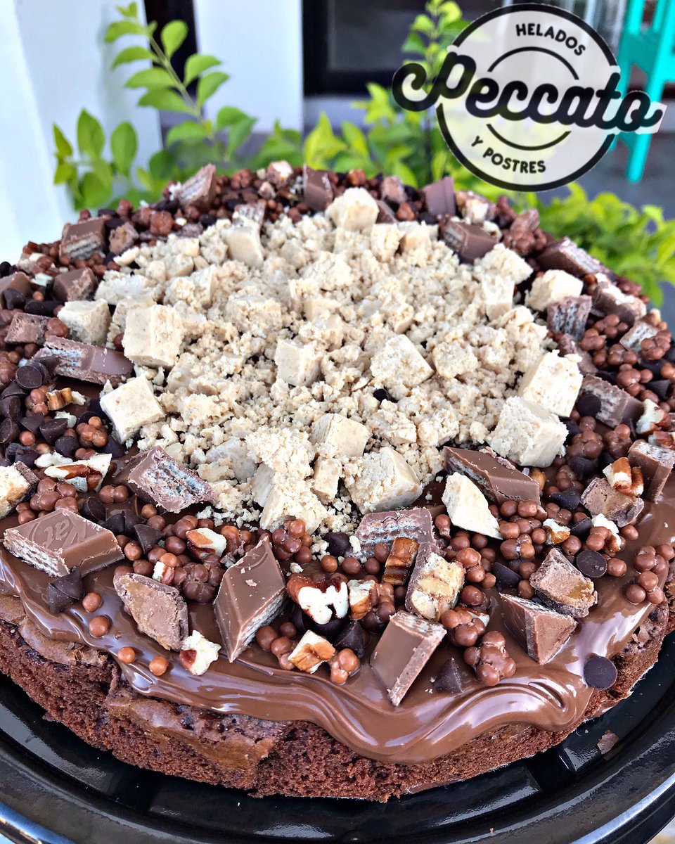 peccatolm's tweet photo. Tarta Brownie + nutella + mazapán + kit Kat + snicker + milkyway + crunch + nuez + chocolate = 💥💥 https://t.co/YstGJ1pJq1