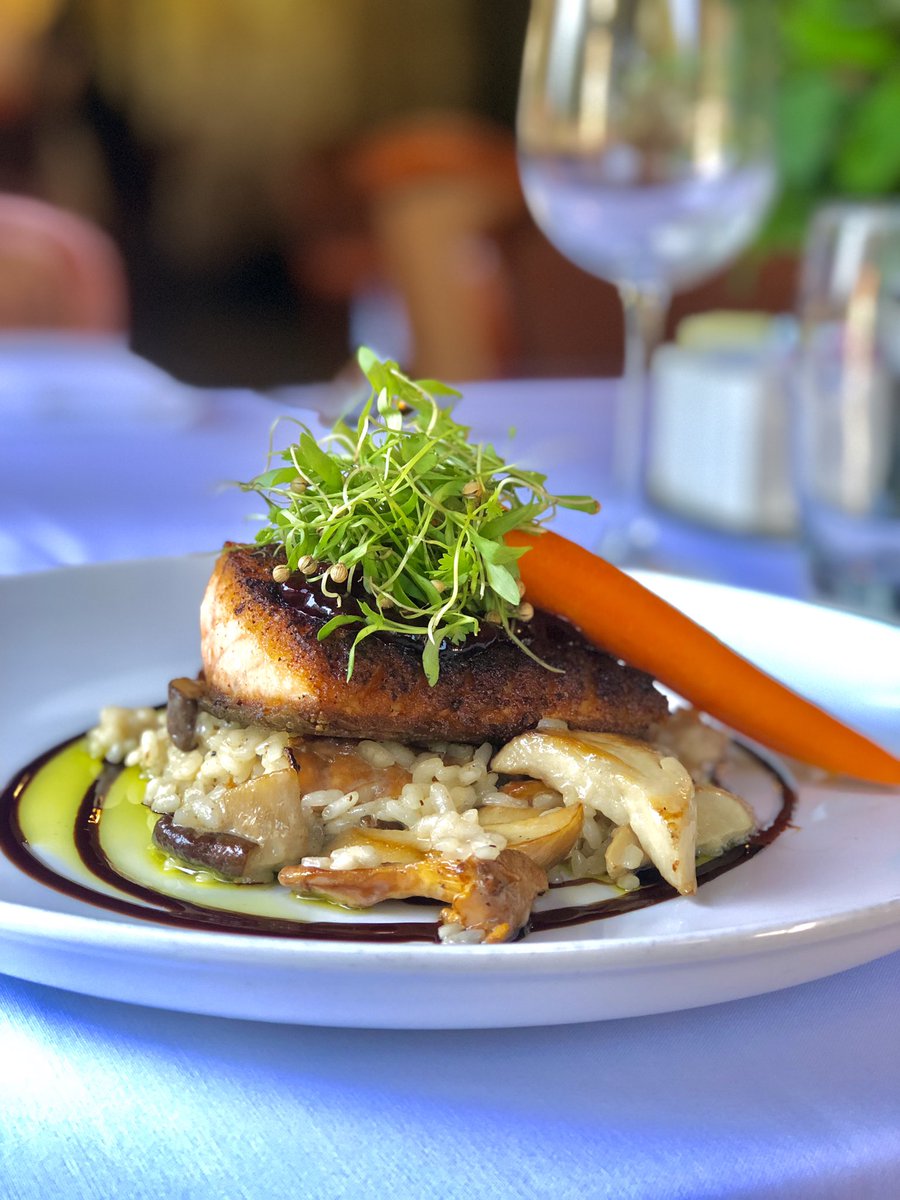 marksierra18's tweet image. New Charred Raspberry Pecan Salmon over Wild Mushroom Risotto 🔥🔥🤘🏻@Chef_Works #findthefork #salmon #plateupgameonpoint #foodie #foodporn #foodpics #fairoakscountryclub